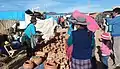 Intercambio, lugareños con vendedores del País vecino de Bolivia