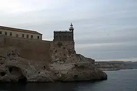 Vista de la Puerta del Socorro desde las escolleras del Puerto