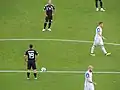 Sergio Agüero se prepara para patear en el partido Argentina-Islandia.