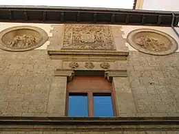 Escudo y medallones en la fachada principal.