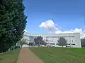 Fachada desde el parque de la Familia
