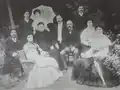 Familia Huerta Calopa en el jardín de su casa.