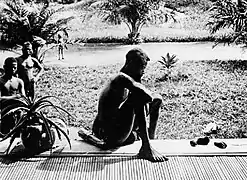 Hombre mira las manos de su hija de 5 años. Fotografía de Alice Seeley en 1904.