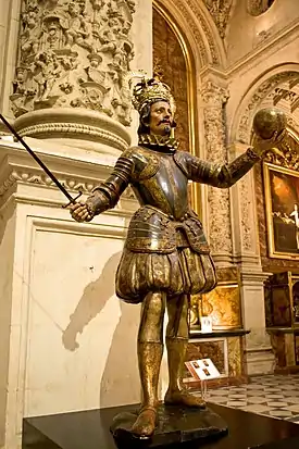 Fernando III de Castilla, por Pedro Roldán (1671), representado con la espada Lobera en una mano y el orbe en la otra, símbolos tradicionales de su poder (Catedral de Sevilla)
