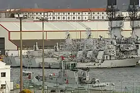 La Asturias, la Extremadura y varios patrulleros clase Anaga, ya dados de baja, en Ferrol en 2013.