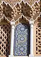 Nichos decorativos con zellij y mocárabes tallados sobre las puertas