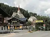 La iglesia catolica (la Pfarrkirche Sankt Primus und Felizian) en la calle