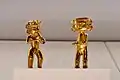 Figuras de oro de un músico y un bailarín