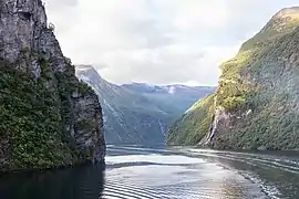 Vistas navegando por el fiordo.