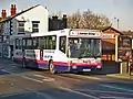 Un autobús B10B construido en 1993 B10B con carrocería Stride de Alexander, funcionando como autobús de entrenamiento para First Manchester