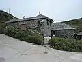 Bodegas de pescado en Church Cove, Inglaterra, usado para prensar sardinas saladas dentro de barriles para almacenamiento y exportación al continente.