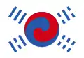 Bandera de la dinastía Joseon (1888). Fue entregada por el rey Gojong a Owen N. Denny (1838-1900), un estadounidense que sirvió como asesor diplomático del rey Gojong de 1886 a 1890. Por esta razón, comúnmente es llamada "Denny Taegeukgi".