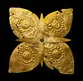 Adorno de oro con forma de mariposa de la tumba III.