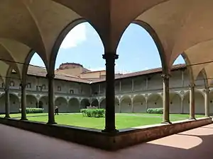 Segundo claustro o "gran claustro" de la Basílica de Santa Croce de Florencia.