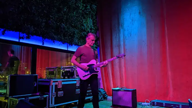 Florent actuando con Los Pilotos en La Coruña (2022).