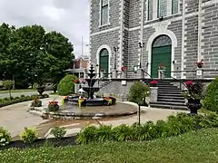 Fuente erigida en 2017 en frente de la iglesia.