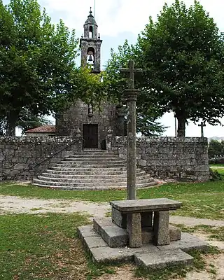 Crucero en Santo Adrián de Calvos, Templetes de Montes. ES típico en Galicia erguir cruceros también en el adro de las iglesias.
