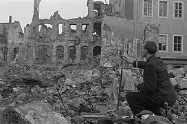 Theodor Rosenhauer pintando Blick auf das Japanische Palais nach dem Angriff' (Vista del Palacete Japonés tras el ataque).