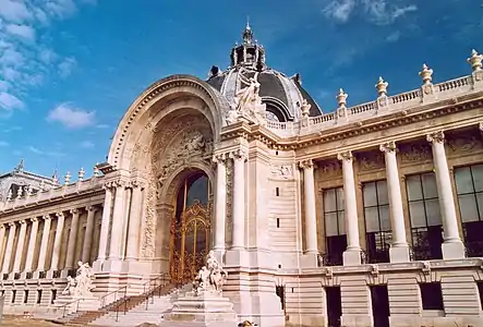 La entrada del Petit Palais y su columnata neoclásica.