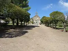 Frente a la plaza del pueblo
