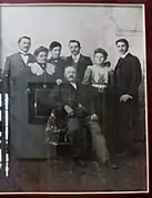 Familia Teuber-Heidel: el padre con sus hijos