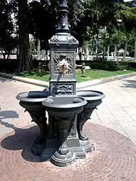 Diseño de las dos fuentes del paseo con motivos marinos y platos con patas de leones