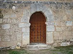 Puerta de acceso recuperada en la restauración. Muro oeste