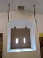 Contraventana con aspilleras y hueco para la eliminación de humos.