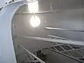 Interior de una de las torretas con el hueco para la plataforma elevadora.