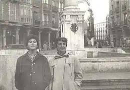Fotografía de dos mujeres delante de la fuente en la plaza de Fuente Dorada