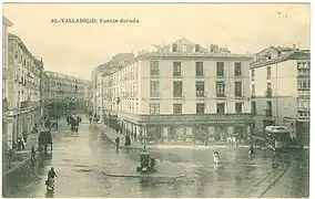 Fotografía antigua de la plaza. Se aprecia una de las fuentes que se instalaron para abastecer de agua a la zona