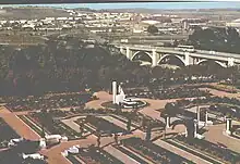 La rosaleda y el puente del Poniente en los años 1960.