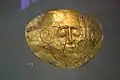 Una de las máscaras funerarias de oro halladas en la tumba IV.