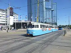 Tranvía pasando frente al complejo