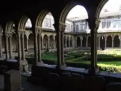 El monasterio de Santo Tirso tiene un claustro de doble columna.