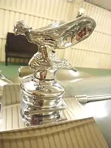 Versión arrodillada del espíritu del éxtasis, producida entre 1934 - 1939 y de nuevo entre 1946 - 1956. Esta estatuilla se montó sobre la mayoría de radiadores del Phantom IV. Chasis 4CS4.