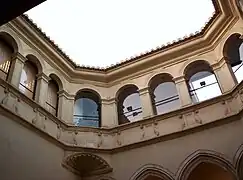 Arcos del nivel superior del mismo palacio.