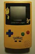 Game Boy Color edición Pokémon con Pikachu y Pichu en la pantalla.
