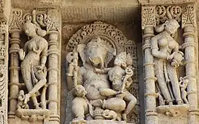 Ganesha con su consorte y Apsaras