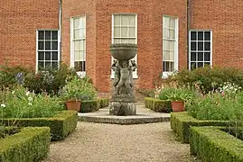 Jardín en el Hatchlands Park, Clandon, Surrey.