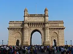 The Gateway of India, en Bombay, es un monumento erigido en 1911 para conmemorar el desembarco del rey Jorge V y la reina Mary. Fue diseñado por George Wittet en estilo indo-sarraceno.