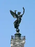 Estatua en la cima de la columna
