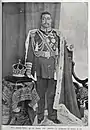 El rey Jorge Tupou II, junto a la corona en 1905