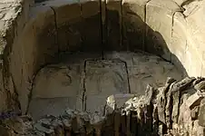 Piedra tallada en relieve en la pared externa sur.