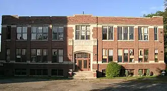 Escuela detrás de la iglesia
