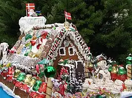 Casa de jengibre con muñeco de nieve