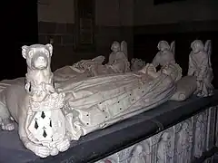 Vista de las dos estatuas yacentes.