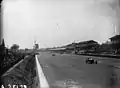 Recta principal de Monza durante el Gran Premio de Italia de 1931. las marcas blancas indican la separación entre ambos carriles del circuito combinado.
