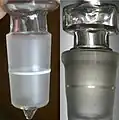 Un tapón de vidrio de forma cónica con anillo de sellado de PTFE. Véase la transparencia óptica del estrecho anillo de sellado cuando es presionado por la junta de vidrio (a la derecha).