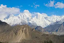 Los 7.027 m (23.054 pies) de altura Pico dorado vistos desde el Fuerte Baltit.